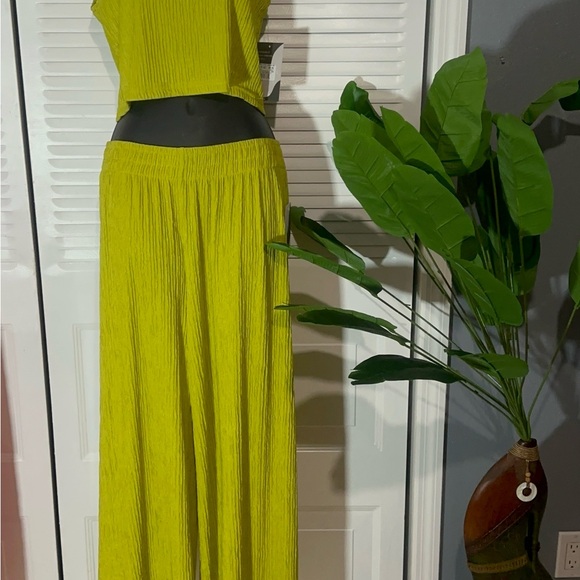 Vibrant Women's Cropped Pants Set - Picture 2 of 5